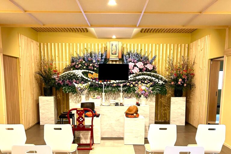 惠弘寺会館の式場に飾られた生花祭壇。