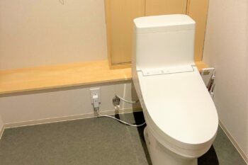 惠弘寺会館の車いすのまま入れる広さの多目的トイレ。