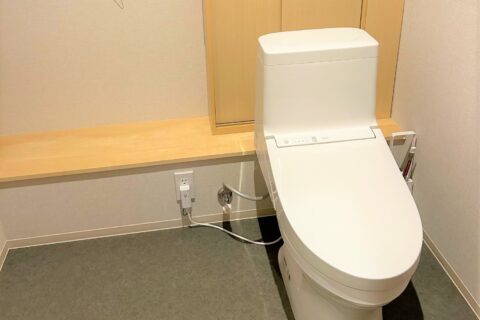 惠弘寺会館の車いすのまま入れる広さの多目的トイレ。