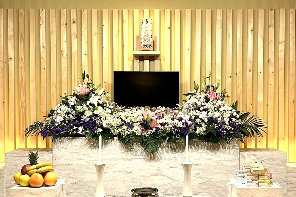 惠弘寺会館の生花祭壇。