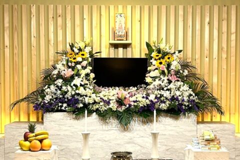 惠弘寺会館の生花祭壇。