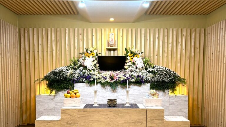 惠弘寺会館の家族葬プランの生花祭壇。