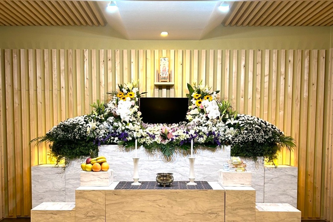 惠弘寺会館に飾られた華やかな生花祭壇。